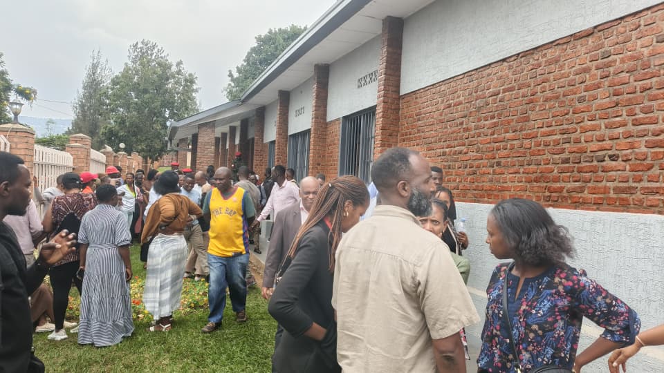 Abantu benshi bari bitabiriye uru rubanza barimo abo mu miryango y'abaregwa, inshuti zabo, n'abandi batandukanye bari baje kumva ibivugirwa muri uru rubanza