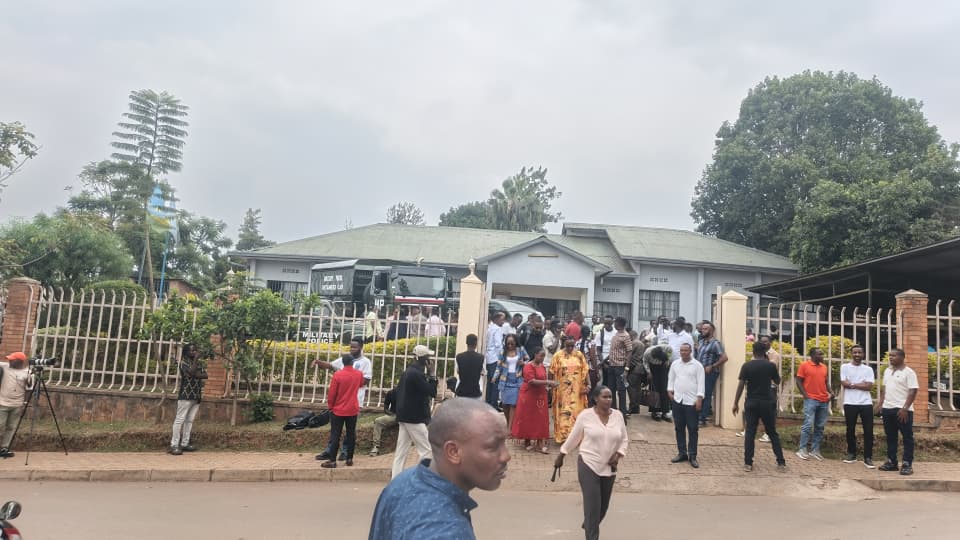 Urubanza rwashyizwe mu muhezo, benshi mu bari barwitabiriye batari ababuranyi bahita basohoka mu cyumba cy'iburanisha, barataha