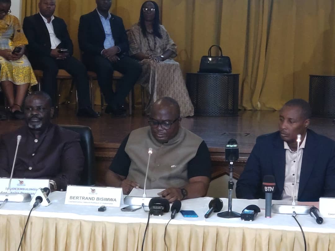 Umuyobozi wungirije wa AFC/M23(hagati)Bertrand Bisimwa asubiza ibibazo by