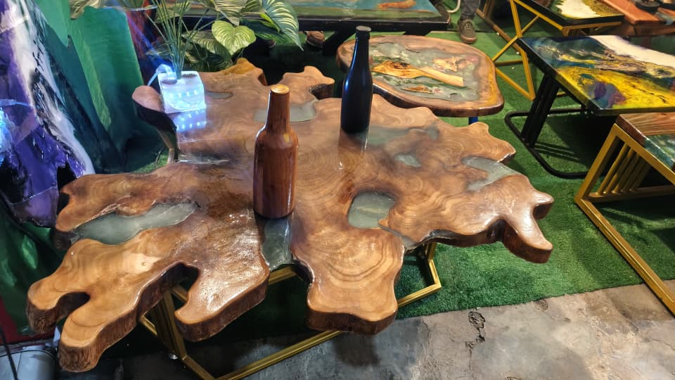 Aba mu byo bamurika harimo ameza akoze muri ubu buryo