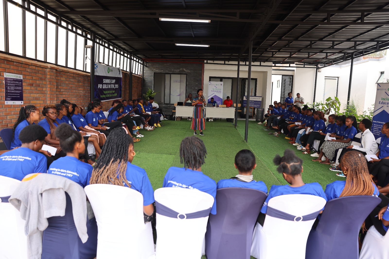 Mu mwiherero bahabwa impanuro z'uko bagomba kwitwara neza