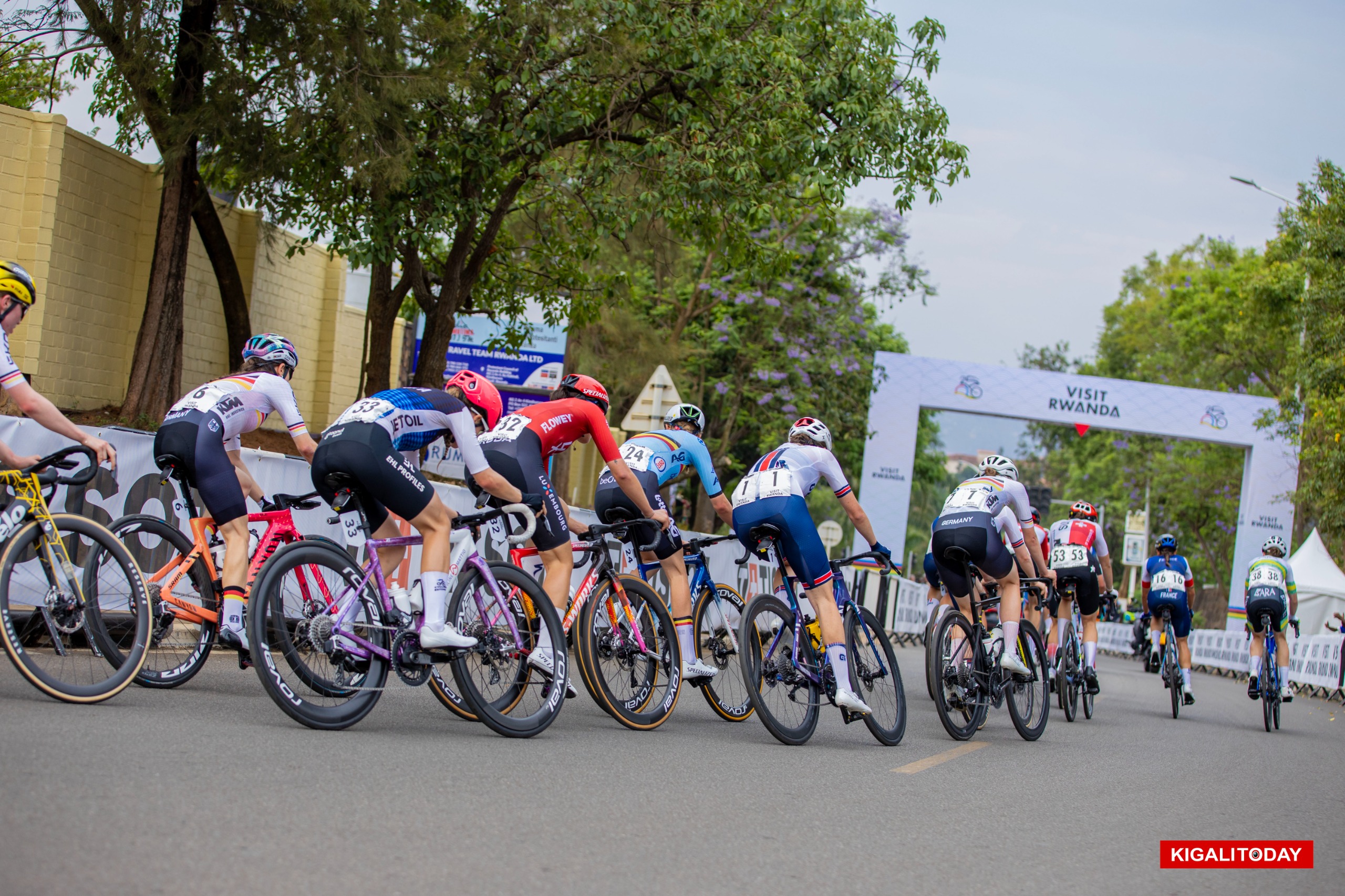 Muri iki cyiciro cy'abangavu, abasiganwa barasiganwa ku ntera y'ibirometero 74