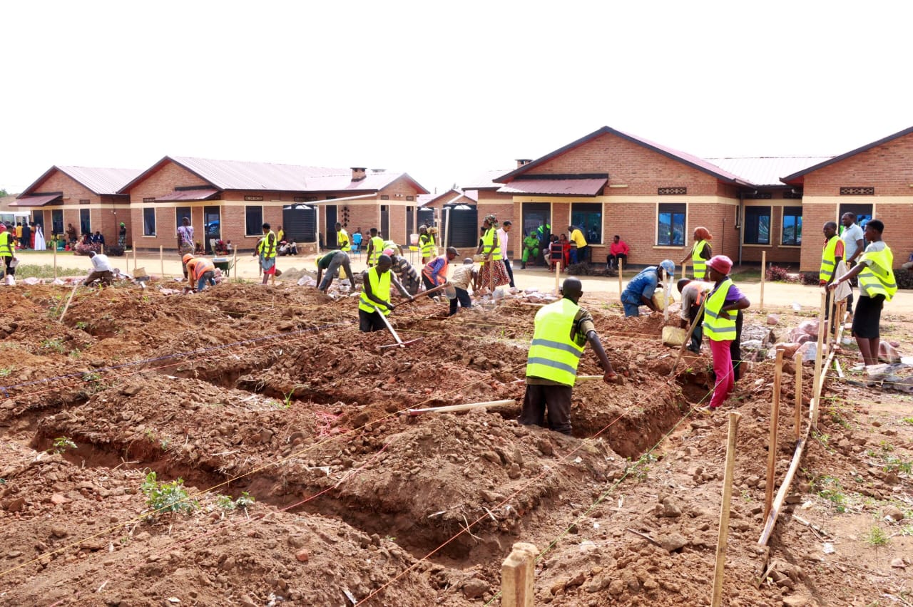 Ibikorwa byo kubaka inzu zizatuzwamo imiryango yari isigaye kirwa cya Sharita birarimbanyije