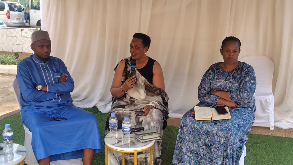 Bishop Rose Karasanyi (uri hagati) yibukije abagize umuryango kurangwa n'urukundo hagati yabo kugira ngo bubake umuryango uhamye