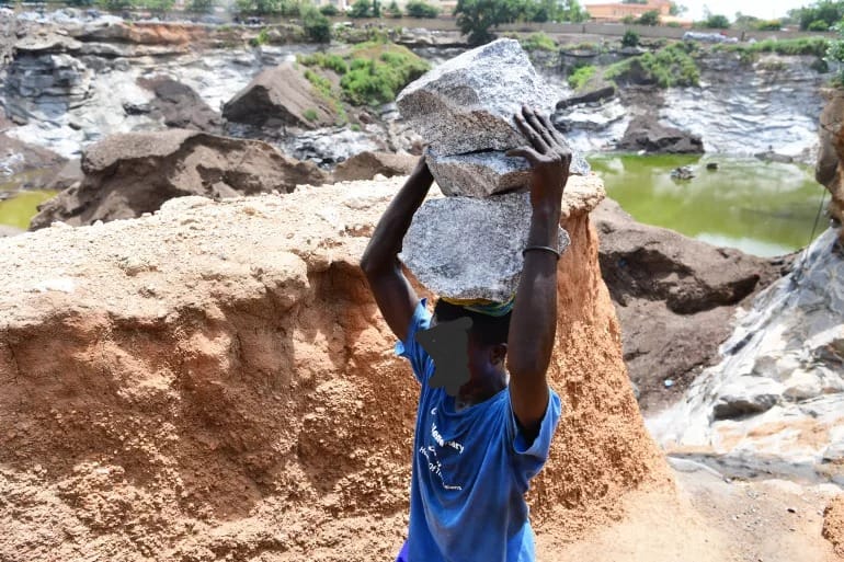 Umwana ufite imyaka iri munsi ya 16 hari imirimo atemerewe gukora. Uyimukoresha ashobora kubihanirwa