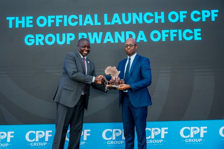 Dr. Hosea Kili, Umuyobozi Mukuru wa CPF Group aha impano Minisitiri Murangwa