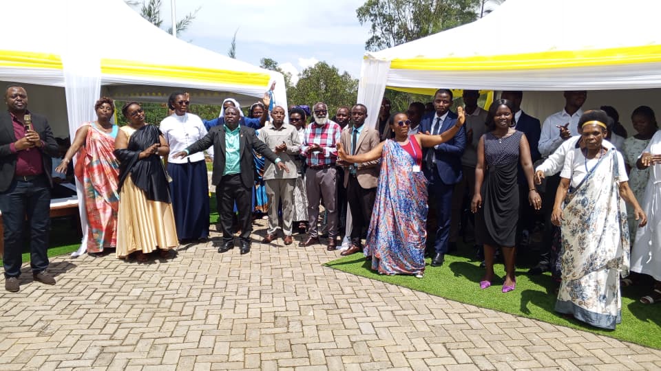 Abakozi bo ku bitaro bya Kabgayi babyiniye abarwayi kugira ngo babereke urukundo, baranabasura babaha impano