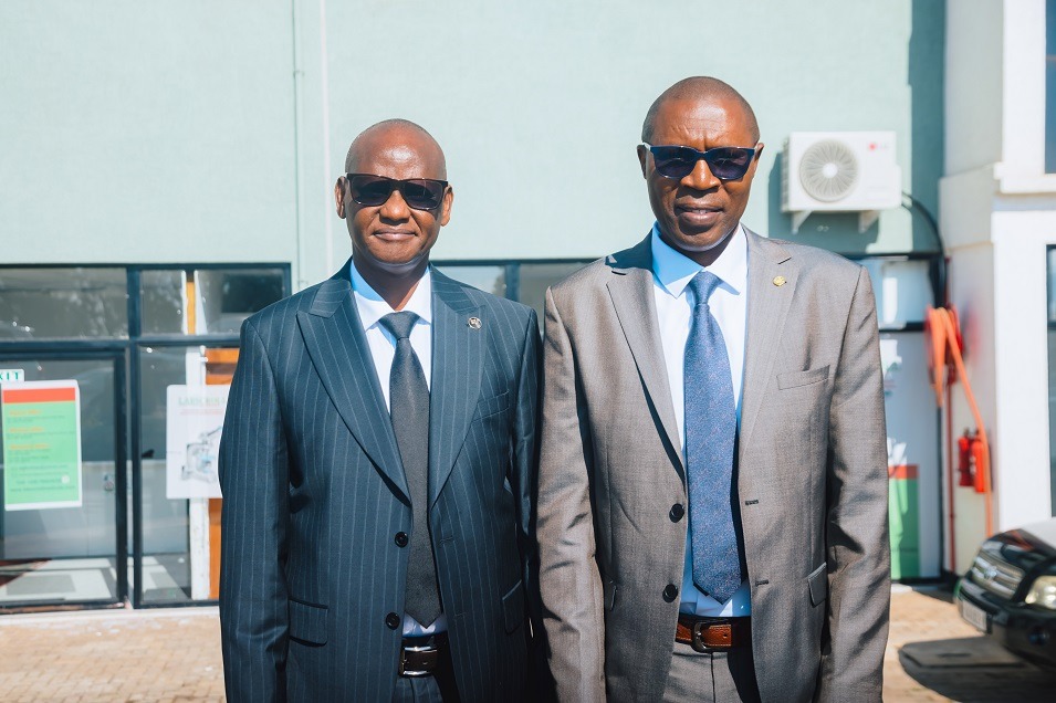 Rev. Sekanabo Jean Paul (iburyo) na Rev. Mupenda Aaron (wambaye ikote ry'icyatsi) basimburanye ku buyobozi