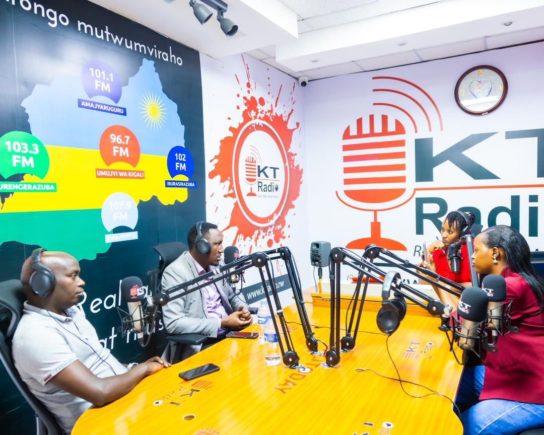 Kayigi Muhoza Robert (wambaye umupira w'amaboko magufi) na Munyurangabo Evode (wambaye ikote) bayoboye umuryango AGSF ugiwe n'abarokotse Jenoside ku Mayaga ya Ntongwe, bagarutse ku byaranze Jenoside muri ako gace