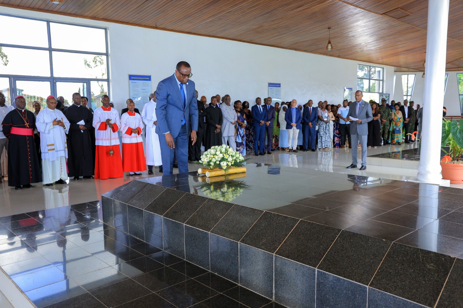 Minisitiri w'Ubumwe bw'Abanyarwanda n'Uburere Mboneragihugu, Dr. Jean Damascene Bizimana, n'abandi bayobozi, bifatanyije n'abo mu muryango w'Umwamikazi Rosalie Gicanda, mu gikorwa cyo kumwibuka ku nshuro ya 32. Bashyize indabo ku Musezero we i Mwima mu Karere ka Nyanza aho aruhukiye, baramwunamira, bahavugira n'isengesho
