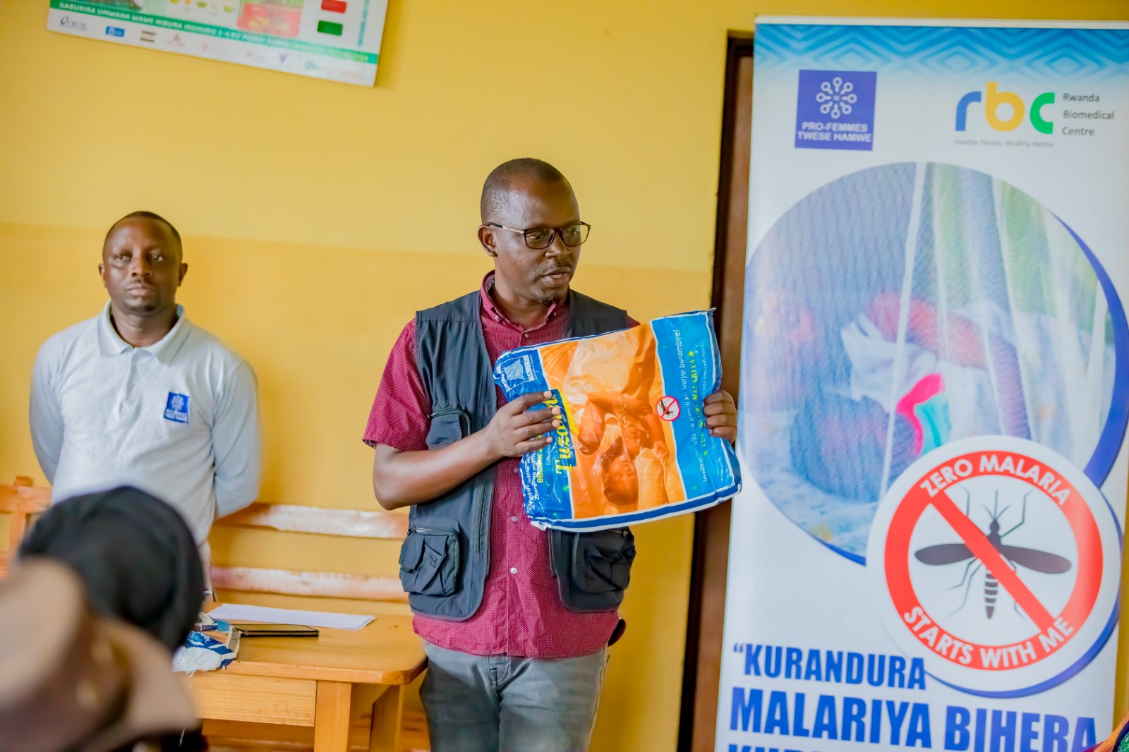 Abaturage b'i Shyorongi muri Rulindo bahawe inzitiramibu zikoranye umuti basabwa kuzikoresha uko bikwiye mu kwirinda kurumwa n'imibu