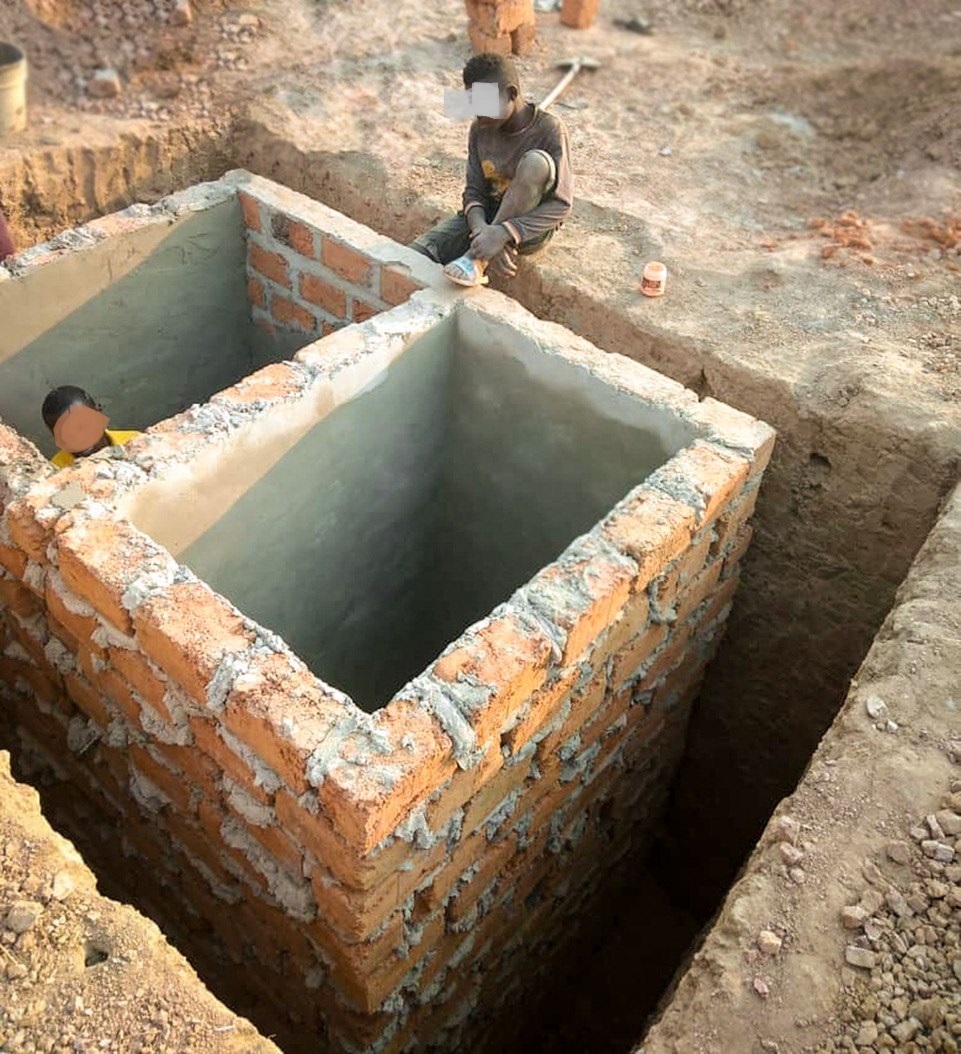 Ubwiherero buba bugomba kubakirwa mu mpande no ku ndiba kugira ngo imyanda idacengera mu butaka ikanduza amazi