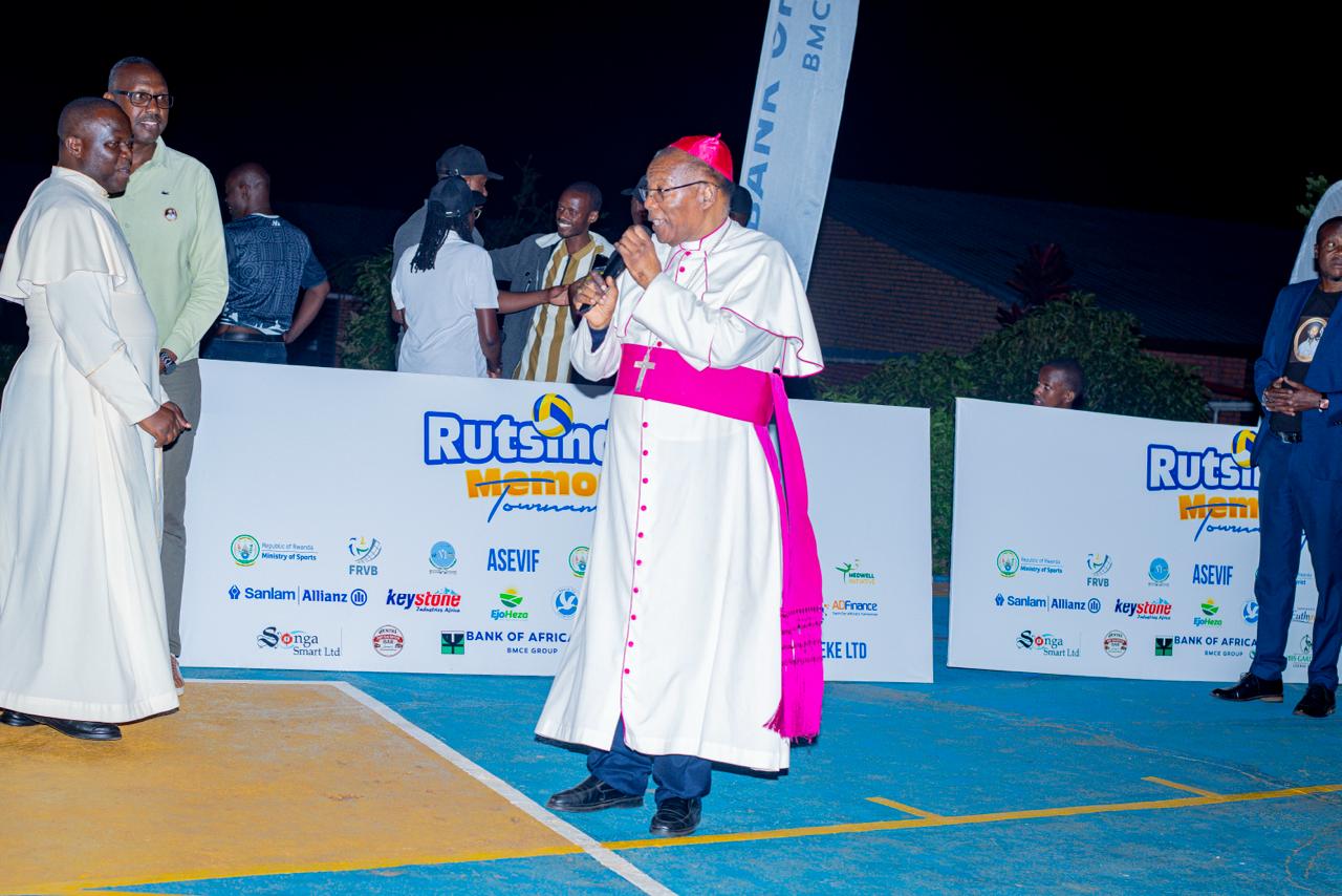 Musenyeri Philippe Rukamba uri mu kiruhuko cy'izabukuru mu muhango wo guhema abitwaye neza