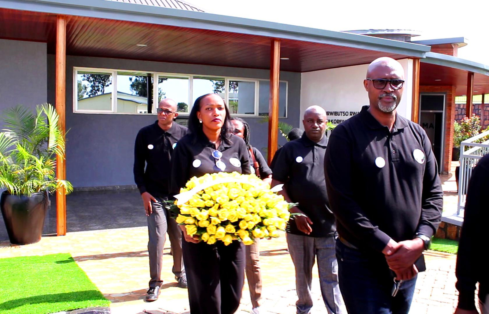 Abayobozi n'abakozi ba ISOKO SACCO Gasabo basura urwibutso rwa Ntarama