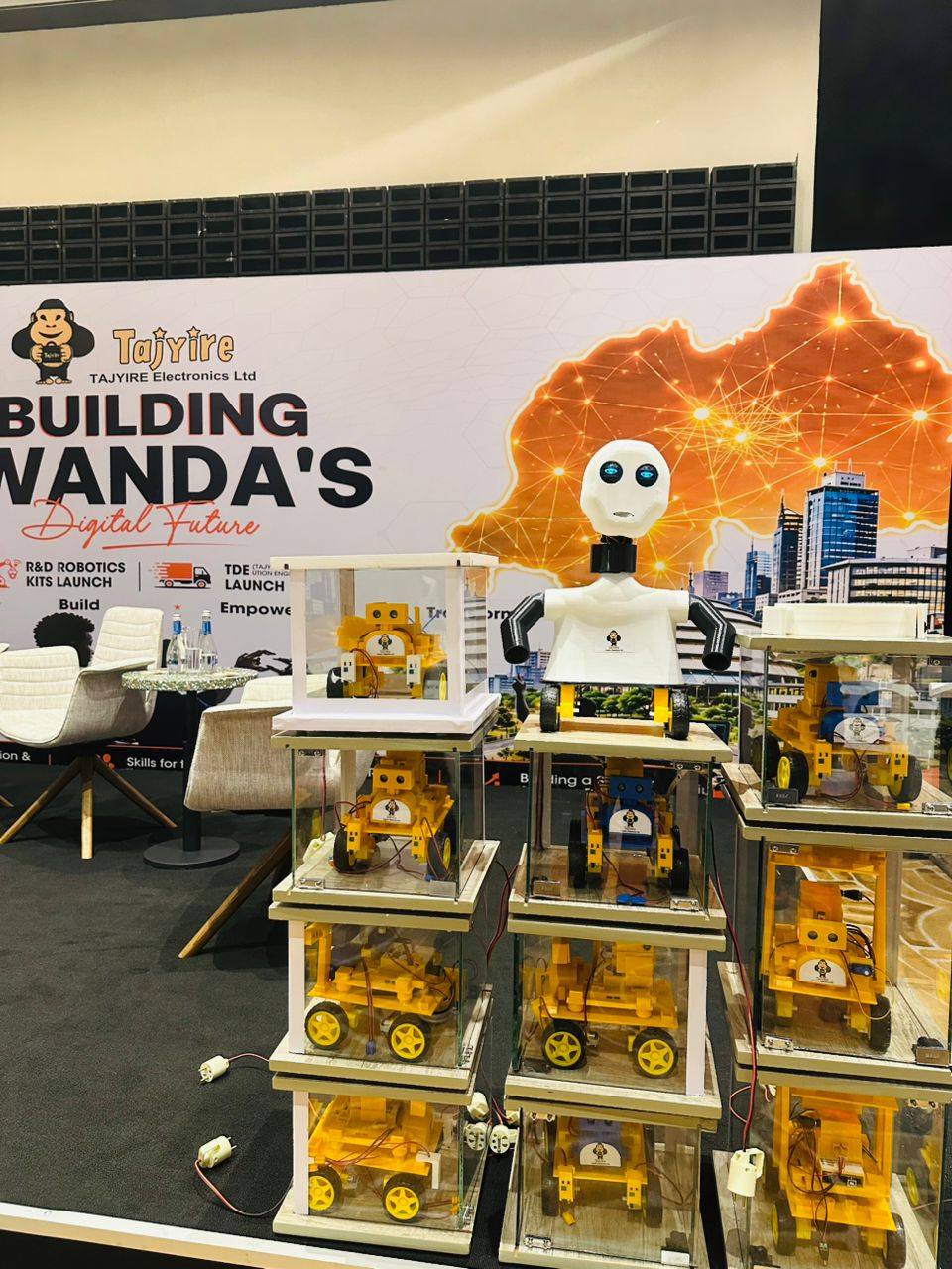 Robots zubatswe kuva buri kintu cyose cyakorewe muri Tajyire, ikorera muri Matheus House, Umujyi wa Kigali. Robot ifite ishusho y'umuntu ni yo yatanze ijambo ry'ikaze. Gahungu avuga ko aho isi igeze, irashaka kuzana robot hafi y'umuntu cyane, ikaba yakora imirimo y'ingenzi irimo no gusasa, cyangwa se kurera. Tajyire na yo ifite iyo ntumbero yo kugera i Muhengeri muri robotics