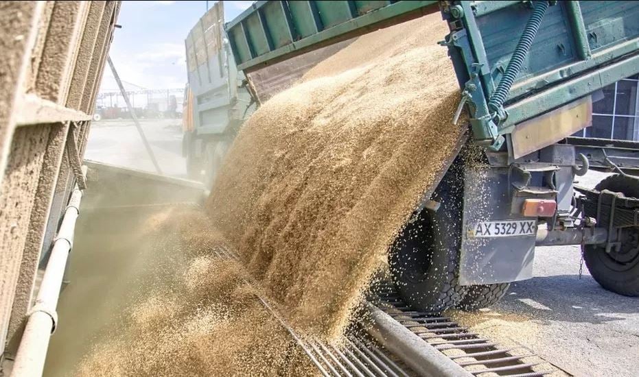 Imodoka irimo gupakurura ingano