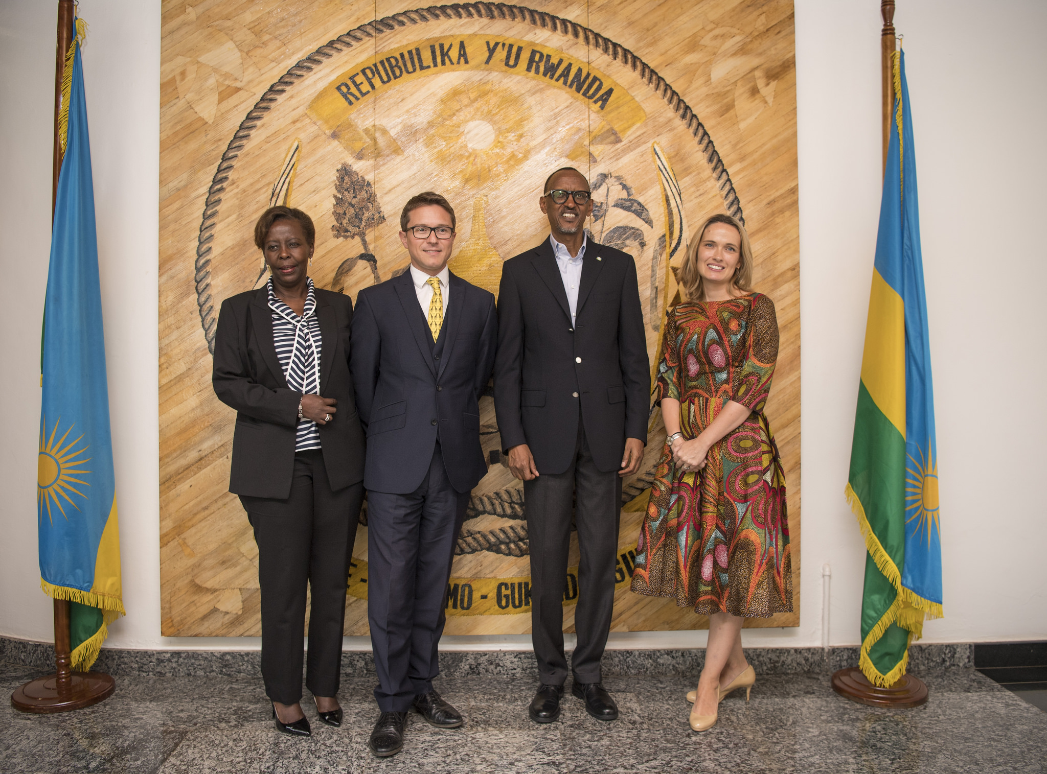 William Gelling na Madame we hamwe na Minisitiri Mushikiwabo bafata ifoto hamwe na Perezida Kagame