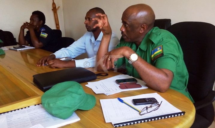 Willy Baguma ukuriye DASSO mu Karere ka Rwamagana (iburyo) asaba aba DASSO kurangwa n'imyitwarire iboneye.