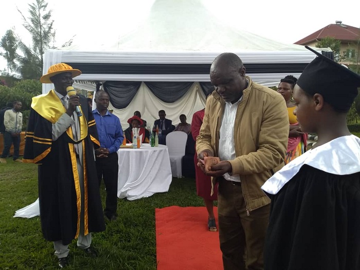 Umubyeyi abara amafaranga y'igihembo gihawe umwana we