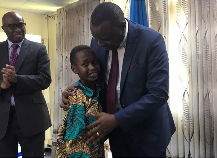 Humura Elvin wigaga mu kigo cyigenga cya Wisdom yabaye uwa mbere mu barangije amashuri abanza. Abaje mu myanya ya mbere bashimiwe n