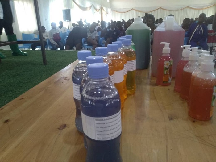 Abana bahise bakorera amasabune imbere y'ababyeyi babo