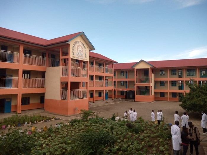 Abana n'ababyeyi bashima ubumenyi butangirwa mu ishuri rya Wisdom School