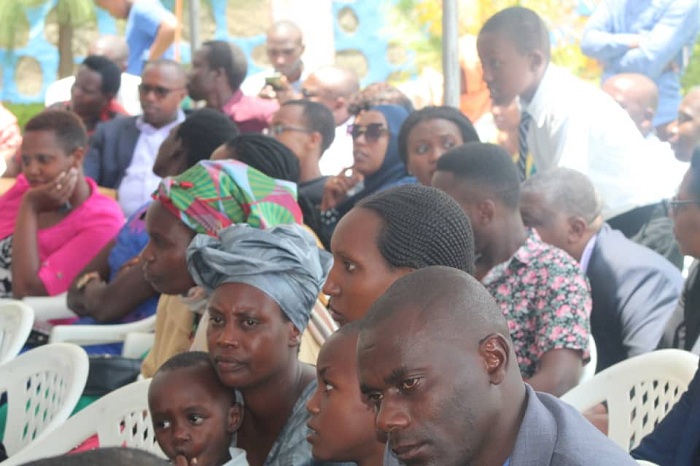 Ababyeyi bitegereza ibyo abana babo bakora