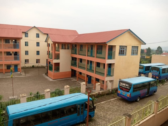 Wisdom School ifite imodoka zihagije zifashishwa mu gucyura abana no kubagarura ku ishuri