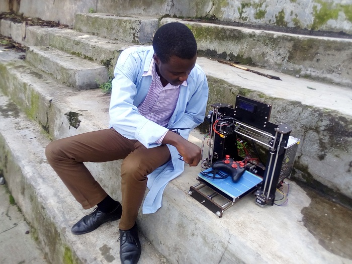 Eng. Uwizeye Josué arerekana uko Drone ikoreshwa mbere y'uko yoherezwa mu kirere gushaka amakuru