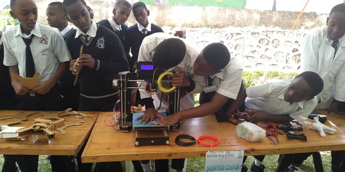 Abana biga muri Wisdom bari mu mushinga wo gukora Drones