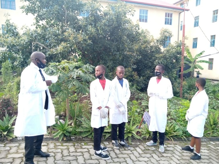 Ubusitani bwa Wisdom School buhinzemo imyaka basimbuje indabo