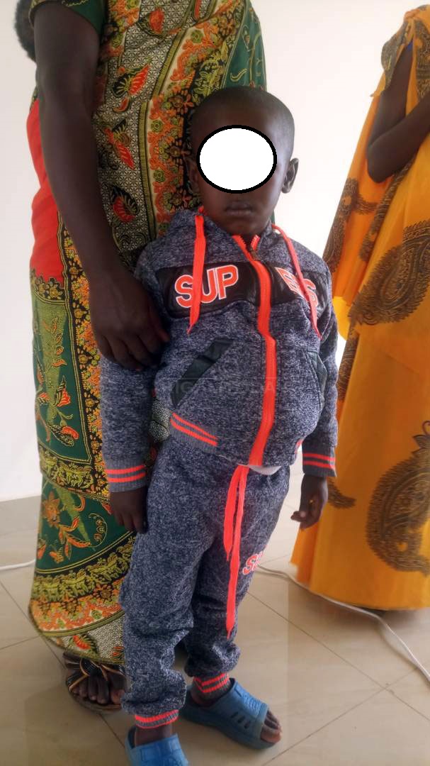 Uyu mwana ufite imyaka itanu y'amavuko yabashije kugenda nk'abandi nyuma y'imyaka itatu 