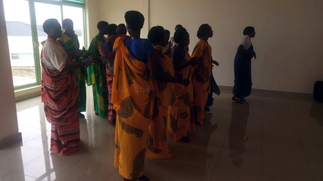 Bamwe mu bajyanama b'ubuzima bo muri Rutsiro bigisha ababyeyi gutegura indyo yuzuye 