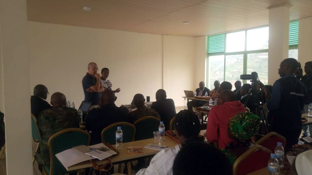 Hongkun Oh umuyobozi ushinzwe imirire muri KOICA na Aline Niyonambaza umukozi wa World Vision mu mushinga w'ubizima n'imirire basobanurira abanyarutsiro uko imirire ihagaze muri ako karere 