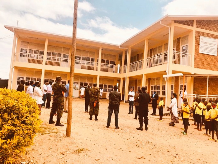 World Vision igaragaza bimwe mu byumba by'amashuri yubatse mu rwego rwo kugabanya ubucucike