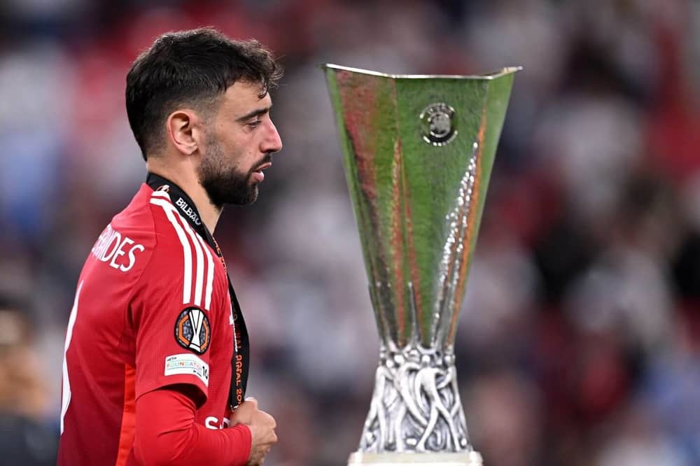 Kapiteni wa Manchester United Bruno Fernandes amaze kwambikwa umudali w'umwanya wa kabiri 