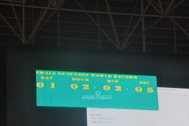 Yiteguye kumara umunsi wose n'amasaha abiri ahagaze hamwe agarura udupira twa Cricket