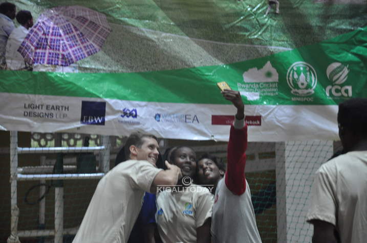 Abaje kumushyigikira babanje gufata aga "Selfie"