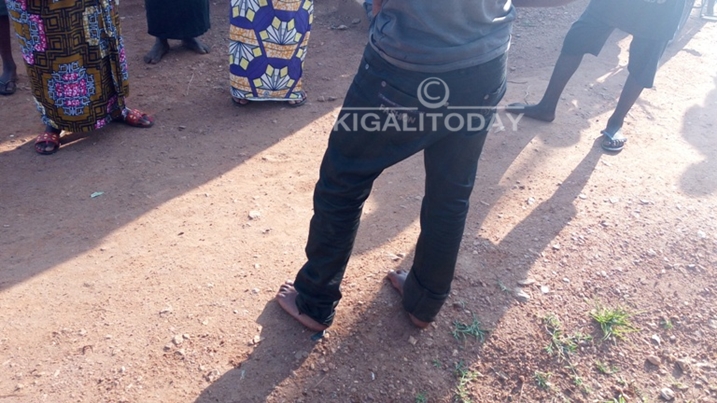 Yacujwe ikoti, inkweto n