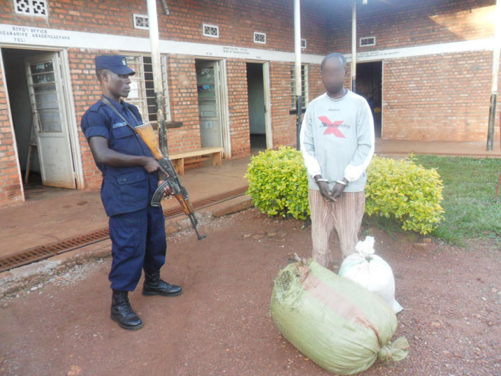 Rwemera n'urumogi yafatanywe.