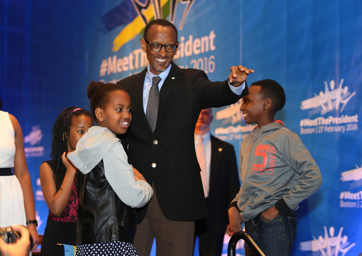 Yagiranye urugwiro n'abana bari aho