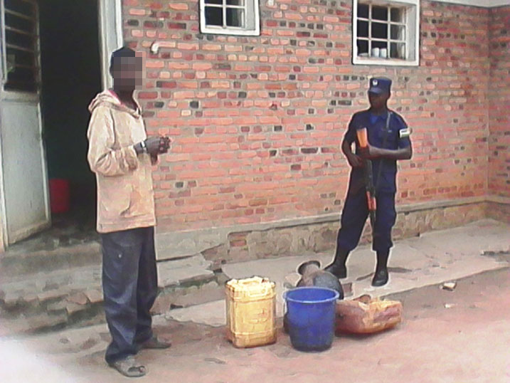 Yaguwe gitumo ari gutekera Kanyanga mu nzu.