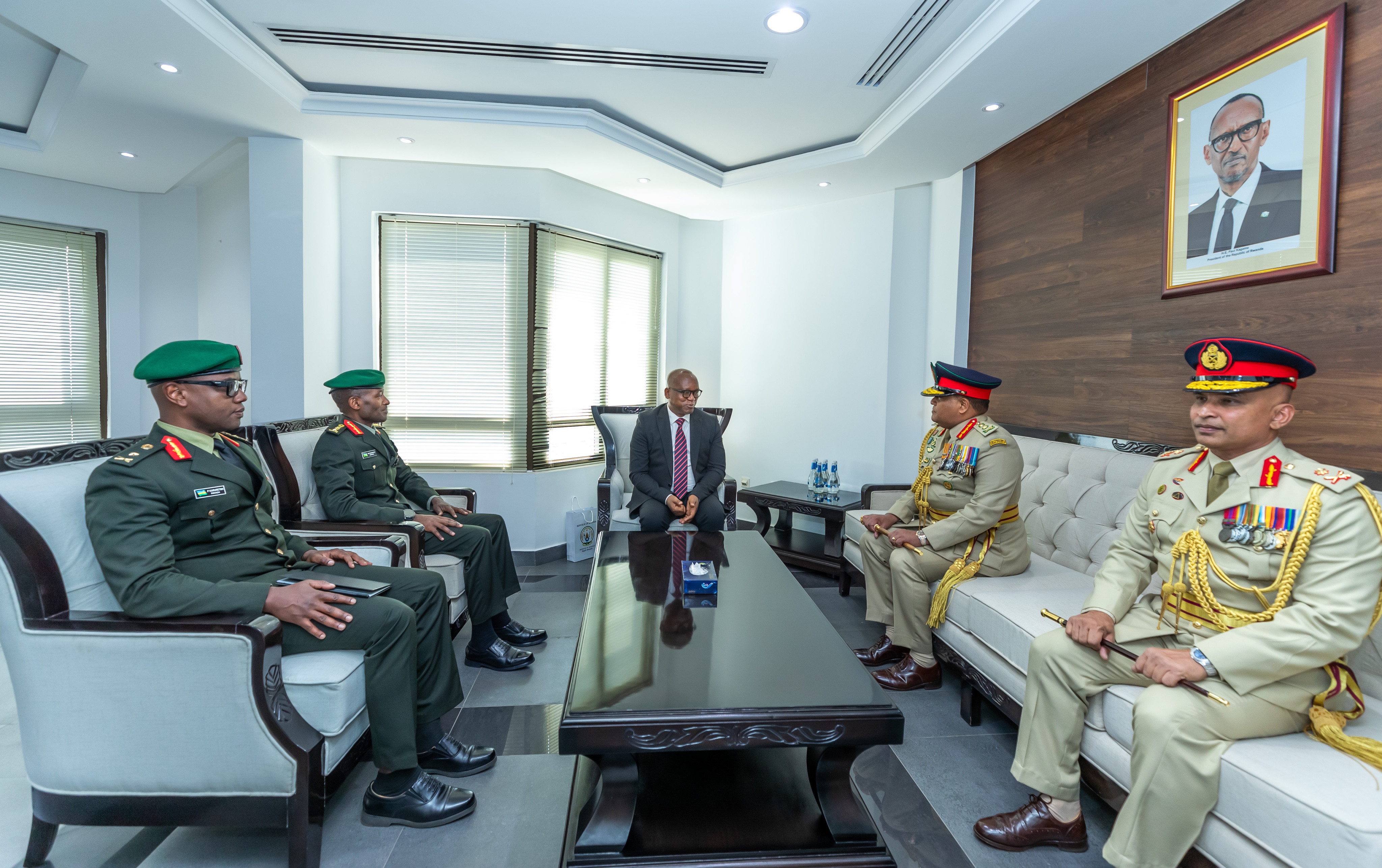 Gen Shavendra Silva yakiriwe na Minisitiri w'Ingabo z'u Rwanda ari kumwe n'Umugaba Mukuru