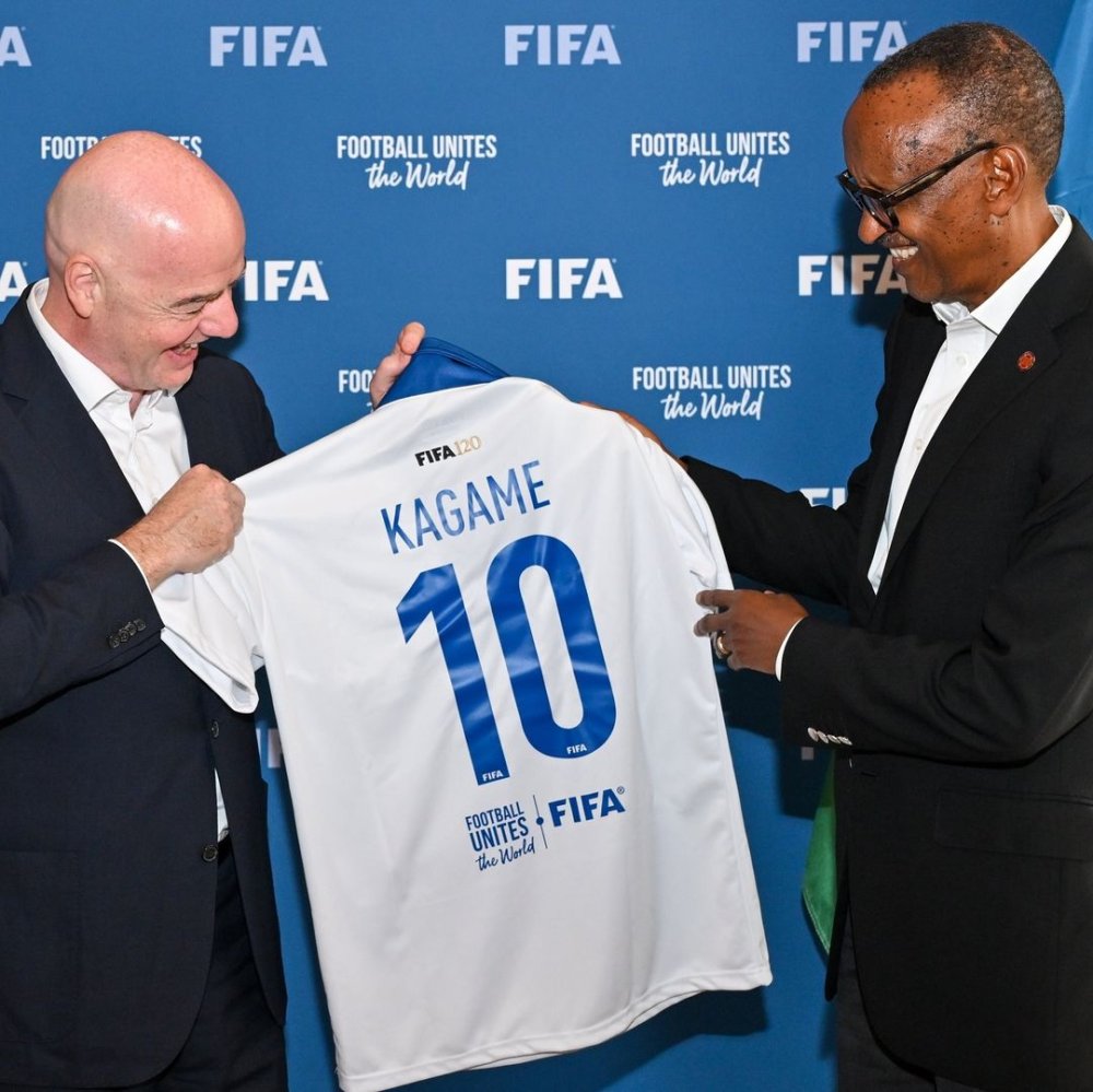 Infantino yageneye Kagame impano