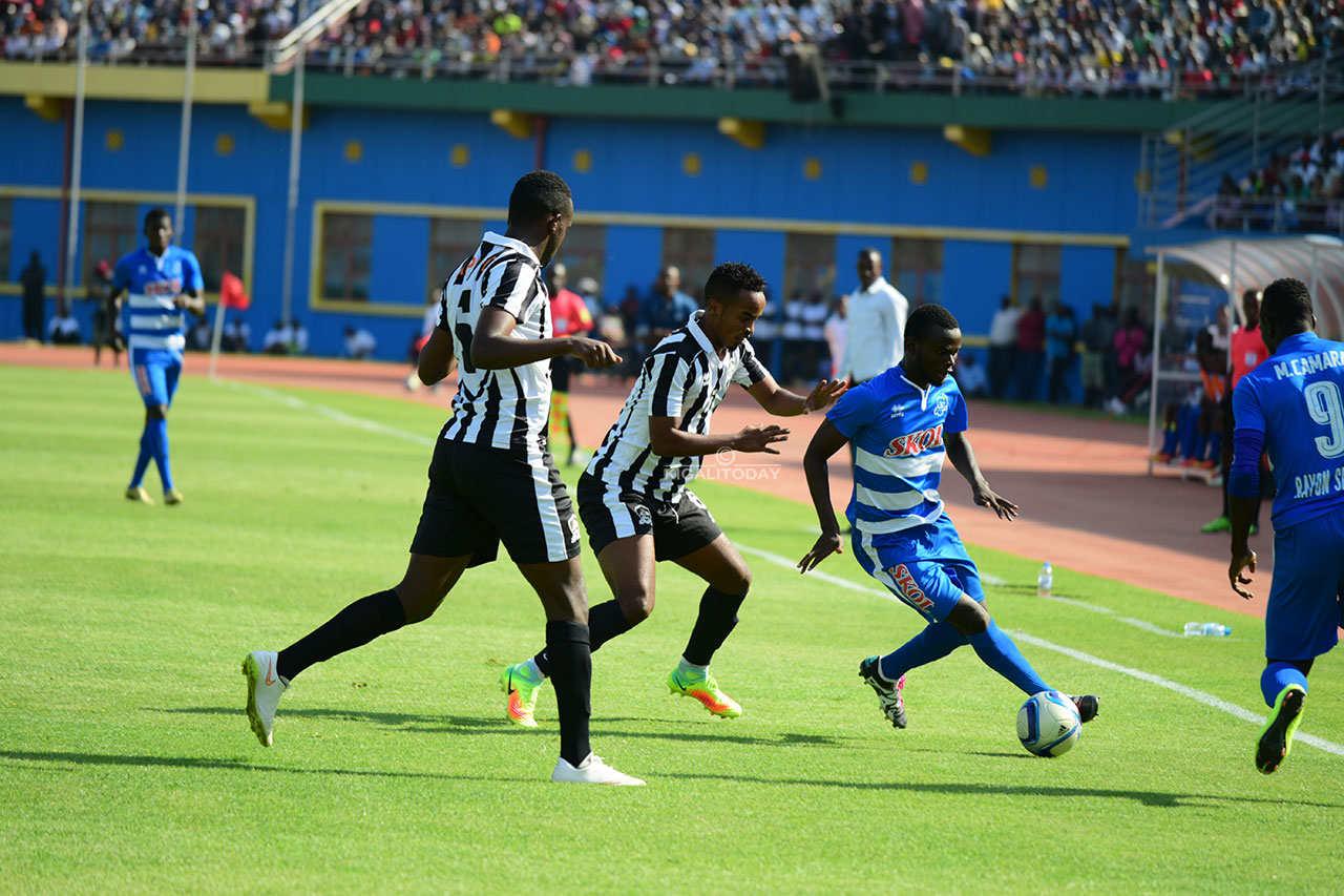 Yannick Mukunzi ni umwe mu bakinnyi bafatiye runini hagati ha APR Fc, aha yahanganiraga umupira na Manishimwe Djabel