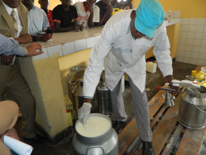 Umuyobozi wungirije wa BAD, Aly ABOU-SABAA, yashimye ibikoresho byo gupima amata.