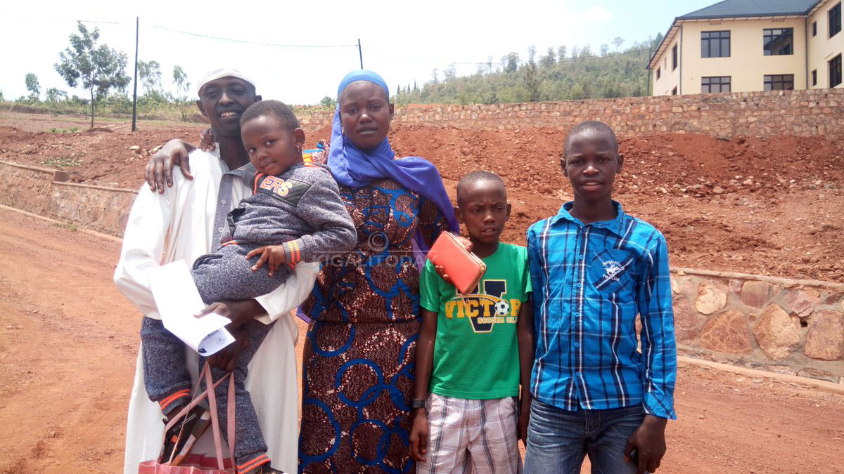 Umuryango wa Yassin waje kumwakira nyuma yo gufungurwa muri Gereza ya Mageragere 