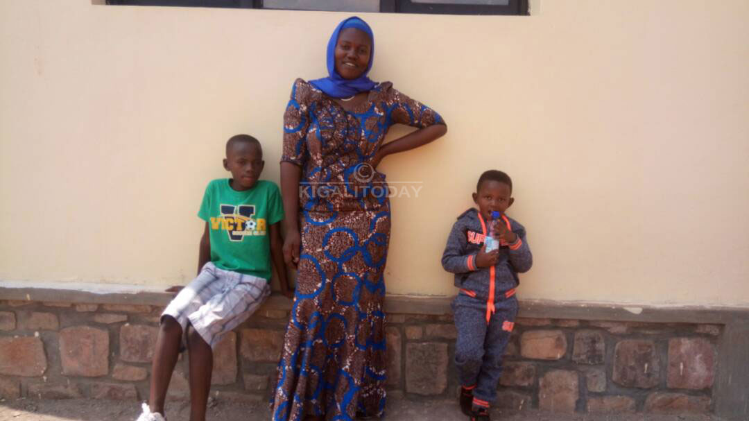 Igisubizo Swaliha (iburyo), umubyeyi we na musaza wa Igisubizo ubwo bari bari kuri Gereza ya Mageragere bagiye kwakira Ndayisenga Yassin wafunguwe kubera imbabazi yagiriwe na Perezida Kagame 