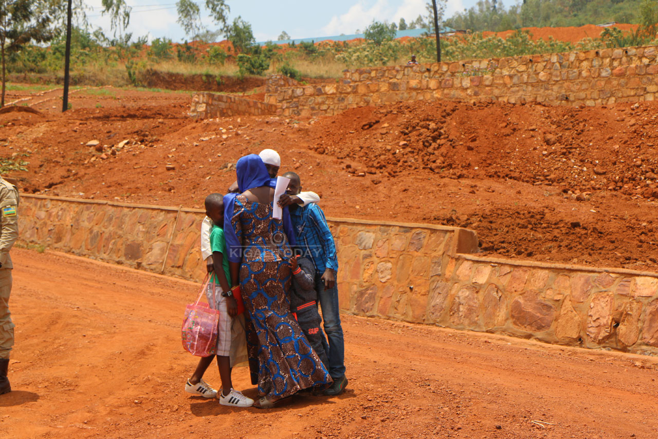 Bamusanganiye baramuhobera 