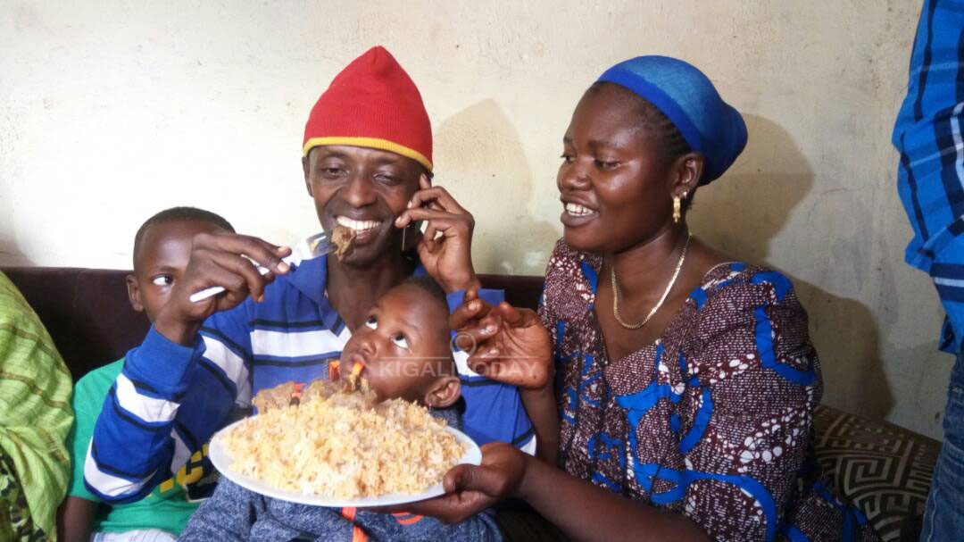 Yassin ageze mu rugo bamuhinduriye imyenda bamwakiriza ipirawu